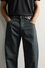 Jeans straight fit de corte recto y tiro medio, confeccionados en denim de algodón oscuro sin lavados, con diseño de cinco bolsillos y bajo vuelto.