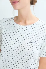 Camisón de algodón con estampado de pequeñas flores, cuello redondo y mangas cortas. Presenta un corte recto y logo bordado en el pecho.