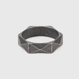 Anillo de acero con acabado envejecido y diseño geométrico facetado. Presenta la palabra 'black' grabada en su interior.