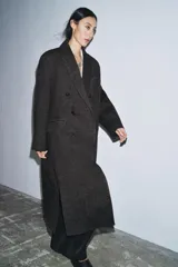 Abrigo largo de Zara confeccionado en mezcla de lana, con diseño cruzado y cierre de botones. Presenta cuello de solapa de muesca, manga larga y bolsillos delanteros con solapa.