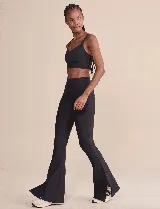 Calza deportiva negra de tiro alto, corte ajustado hasta la rodilla y campana con abertura lateral en el tobillo. Confeccionada en tela Active® suave con compresión media a alta y protección UPF50+.