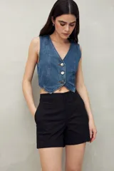 Short color verde militar, de tiro medio, con bolsillos delanteros y traseros.