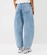 Pantalón baggy balloon de jean negro, con cintura media, cierre frontal con fila de botones y bolsillos funcionales.