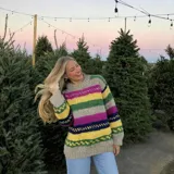 Sweater de lana merino con estampado Fair Isle en tonos azul marino, beige, naranja, verde oliva y bordó. Tiene cuello redondo y mangas largas.