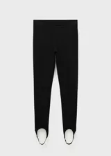 Leggings negros de corte entallado con estribos en la parte inferior, confeccionados en tejido elástico con costuras verticales decorativas.