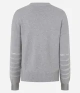 Suéter de punto color negro con cuello redondo y mangas largas. Presenta un diseño con franjas horizontales decoradas con lentejuelas del mismo tono en el cuerpo y las mangas.