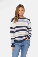 Buzo de punto fino con rayas horizontales en tonos azul marino, azul claro, beige y blanco. Tiene cuello redondo y mangas largas.