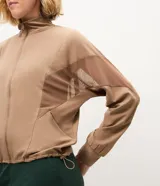 Campera deportiva rompevientos Get Over color bordó con cuello alto, cierre frontal y mangas largas. Cuenta con recortes de tul respirable en las mangas y cintura ajustable.