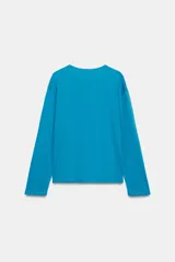 Camiseta rosada de manga larga con cuello panadero, cierre frontal con botones y bolsillos de parche en el pecho.