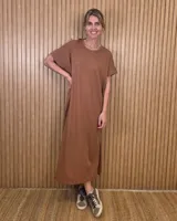 Vestido largo tipo remerón, suelto y cómodo, de corte recto con mangas cortas y cuello redondo.