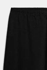 Pantalón de pierna recta color tostado, con tiro medio y cintura elástica. Confeccionado en hilatura con mezcla de viscosa.