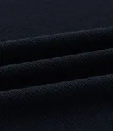 Remera de corte regular confeccionada en tejido texturizado de algodón y poliéster. Presenta cuello redondo y bordes de mangas con detalle de rayas contrastantes en blanco y gris.