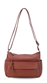 Bandolera morral color tostado con textura de cuero granulado. Cuenta con un bolsillo frontal con solapa y cierre, y otro bolsillo frontal con cierre. Tiene una correa ajustable y un compartimento principal con cierre.