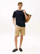 Remera azul marino de algodón con cuello redondo y logo de Tommy Hilfiger bordado en el pecho.