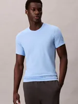 Pack de tres remeras de cuello redondo y manga corta, confeccionadas en una mezcla de algodón, poliéster y elastano. Presentan un ajuste regular y cuentan con el logo de la marca bordado discretamente en el bajo.