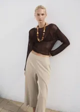 Pantalón crop de lino y viscosa color beige, con diseño recto, cintura elástica y bolsillos laterales.