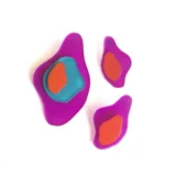 Par de aros colgantes con diseño abstracto de formas orgánicas superpuestas en acrílico color fucsia, celeste y naranja.