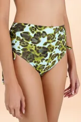 Bombacha de bikini de tiro alto con laterales ajustables mediante tiritas. Presenta un diseño con estampado animal print en tonos verdes y marrones sobre fondo claro.