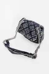 Cartera bandolera de jean negro con diseño acolchado en forma de rombos. Tiene correa de cadena plateada y manija de jean.