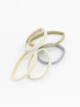 Pack de cinco coleros elásticos para el cabello en tonos variados, incluyendo colores lisos y con detalles metalizados.