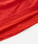 Blusa roja plus size confeccionada en laise con pequeños agujeritos y mangas cortas.