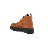 Bota de caña baja confeccionada en cuero vacuno encerado color terracota, con suela track negra y doble tira con hebillas metálicas en el empeine.
