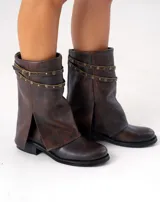 Bota de cuero vacuno color negro, con caña media, taco de madera bajo y cierre lateral.