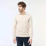 Sweater de punto color gris claro, con cuello polo y escote en V, de manga larga y puños elásticos acanalados.