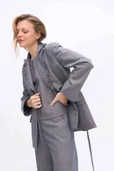 Blazer gris a rayas con solapa de volados, manga larga y lazo ajustable en la cintura.