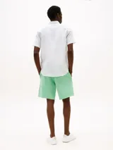 Camisa blanca de lino con estampado de motivos náuticos en azul, de corte regular, manga corta, cuello camisero clásico, cierre con botones y bolsillo en el pecho.