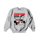 Buzo de algodón color gris melange con estampa frontal dedicada a Ayrton Senna, que incluye su retrato, su monoplaza de Fórmula 1 y estadísticas de sus campeonatos mundiales.