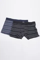 Pack de dos calzoncillos tipo bóxer con cintura elástica con logo. Uno de los modelos es gris claro con estampado de patinetas y el otro es negro con rayas horizontales blancas y grises.