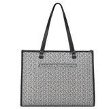 Cartera tipo shopper de la marca Guess, con diseño estructurado y estampado de monograma en tonos gris y negro. Cuenta con asas superiores fijas, cierre superior y una banda decorativa frontal con el logo de la marca en letras metálicas.