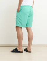 Short de baño verde agua con un bolsillo lateral con solapa y cordón ajustable en la cintura.