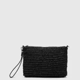 Clutch de mano tejido en rafia color negro, con cierre superior y correa de muñeca extraíble. Presenta una etiqueta decorativa con la palabra 'black' en la parte inferior frontal.