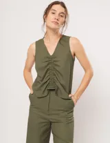 Musculosa verde militar de lino con escote en V y detalle de drapeado en el centro delantero.