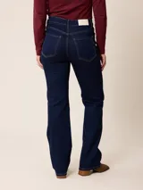 Jean de corte recto y tiro alto, confeccionado en denim azul oscuro con costuras en contraste. Presenta diseño clásico de cinco bolsillos, cierre frontal con botón y bragueta.