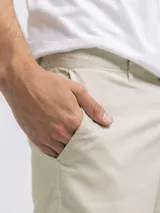 Bermuda de lino color azul marino, de corte recto y largo a la rodilla. Presenta bolsillos laterales y cierre frontal.