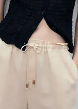 Short de corte recto confeccionado en mezcla de lino y viscosa, con cintura elástica y cordón ajustable. Cuenta con forro interior.