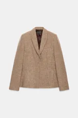 Blazer de corte clásico con cuello solapa y manga larga, confeccionado en tejido con patrón de espiga en tonos tierra y líneas verticales en color salmón. Cuenta con bolsillos delanteros y cierre frontal con botones ocultos.