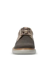 Zapato casual de hombre Hush Puppies modelo Bangu, con diseño híbrido que combina cuero en la parte trasera y tejido técnico transpirable en la puntera. Cuenta con cordones al tono, suela de EVA flexible y diseño ergonómico para mayor confort.
