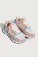 Zapatillas Hoff modelo Barcelona, con base blanca y detalles en rosa, beige y celeste.