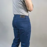 Pantalón de gabardina color marrón claro, corte slim fit y diseño clásico de cinco bolsillos.