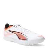 Championes de fútbol Puma Ultra 5 Play TT, diseñados para césped artificial y superficies duras. Presentan un diseño ligero en color blanco con detalles gráficos en naranja y negro, suela de goma de perfil bajo para mayor tracción y cierre con cordones.