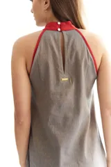 Vestido largo suelto de lino color gris con cuello halter y detalles en rojo.