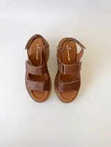 Sandalias de cuero color camel con plataforma y doble tira ancha con hebilla.