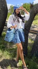 Cartera capitoneada color beige, con diseño geométrico y asa resistente. Amplia y cómoda, ideal para el uso diario.