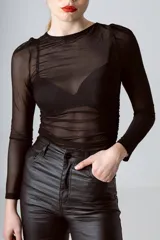 Top negro de tul con mangas largas.