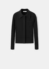 Cardigan de punto negro, de manga larga y cierre frontal con botones. Confeccionado 100% en algodón.