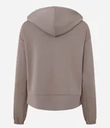 Campera deportiva Get Over de corte regular, confeccionada en una mezcla de modal, poliéster y elastano. Presenta cierre frontal con cremallera, cuello con capucha ajustable mediante cordones, mangas largas con puños elásticos y bolsillos laterales.